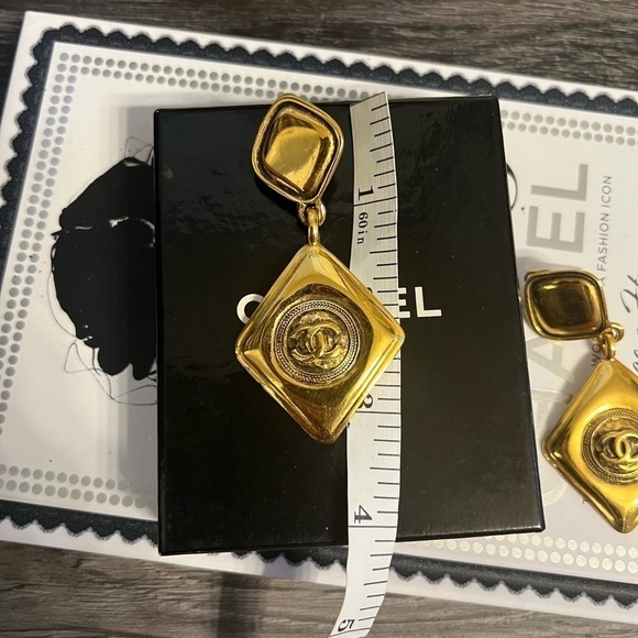 RARE! Chanel Vintage Gold CC Diamond Shape Dangle Clip On Earrings - Picture 9 of 11